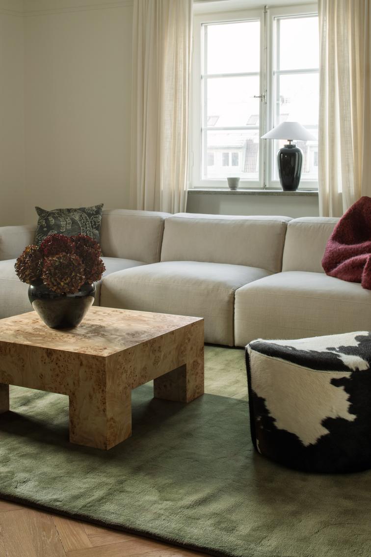 Tapis vert olive Layered Solid Wool Capulet Olive, dans un salon