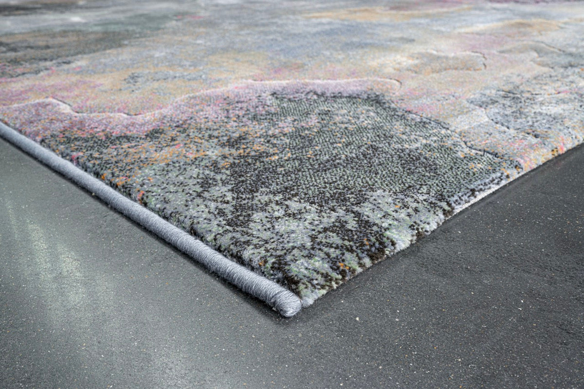 Détail d'un angle du tapis Tapison Home Torino 063.0934.5626 en rose tendre, ocre, sauge et bleu gris