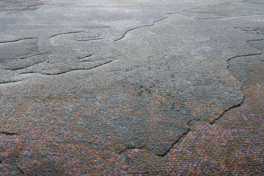 Gros plan sur le velours ras et dense du tapis Tapison Home Torino 063.0934.5626