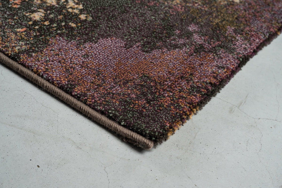 Détail d'un angle du tapis Tapison Home Torino 063.0934.7274 en prune, mauve et vert olive