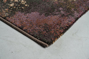 Détail d'un angle du tapis Tapison Home Torino 063.0934.7274 en prune, mauve et vert olive