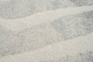 Gros plan sur le velours ras et dense du tapis Tapison Home Torino 063.0990.6797
