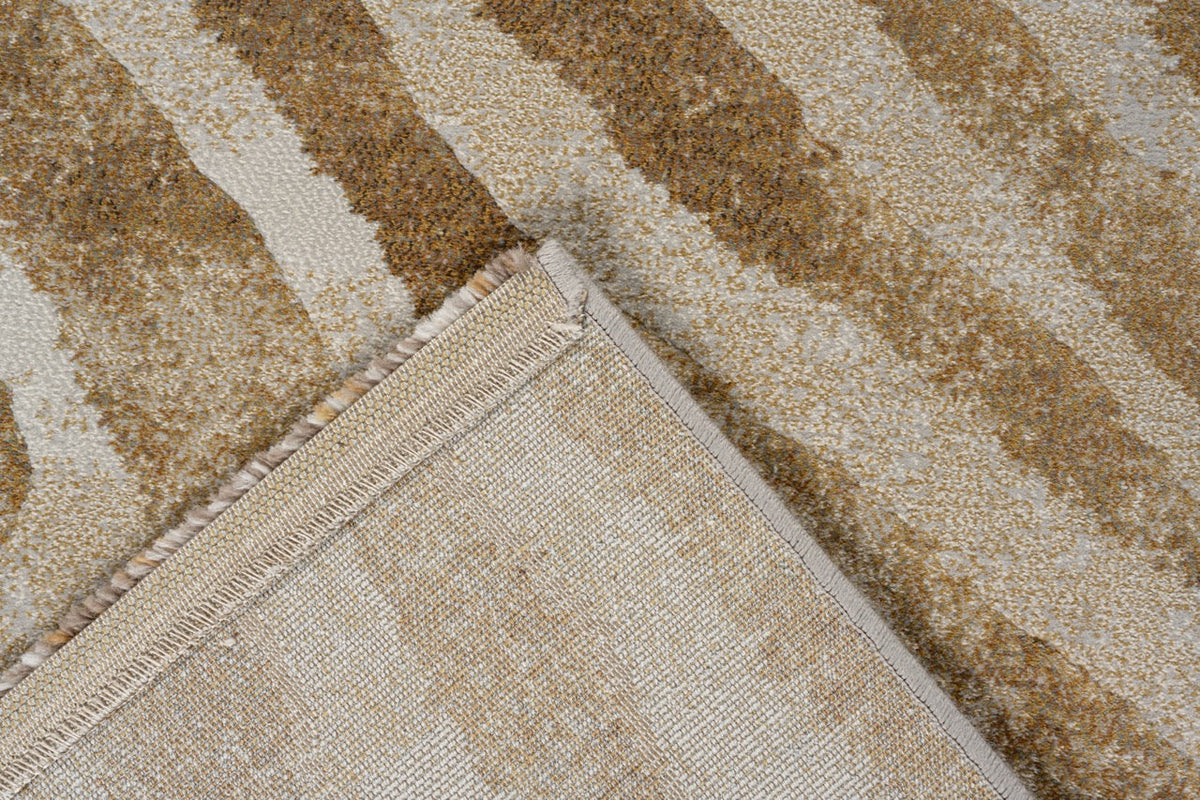 Coin replié montrant l'envers tissé du tapis ocre Tapison Home Torino 063.0990.7299