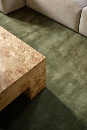 Tapis vert olive Layered Solid Wool Capulet Olive, détail de la laine