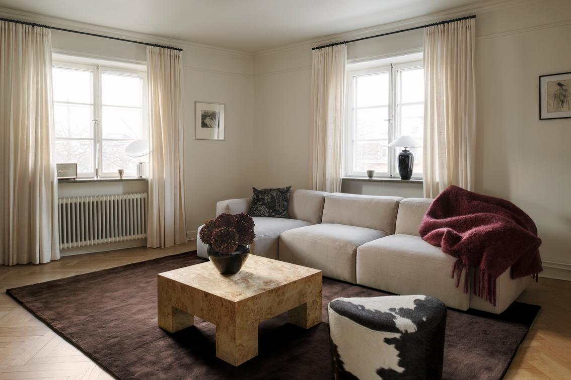 Tapis marron Layered Solid Wool Chicory Coffee, dans un salon