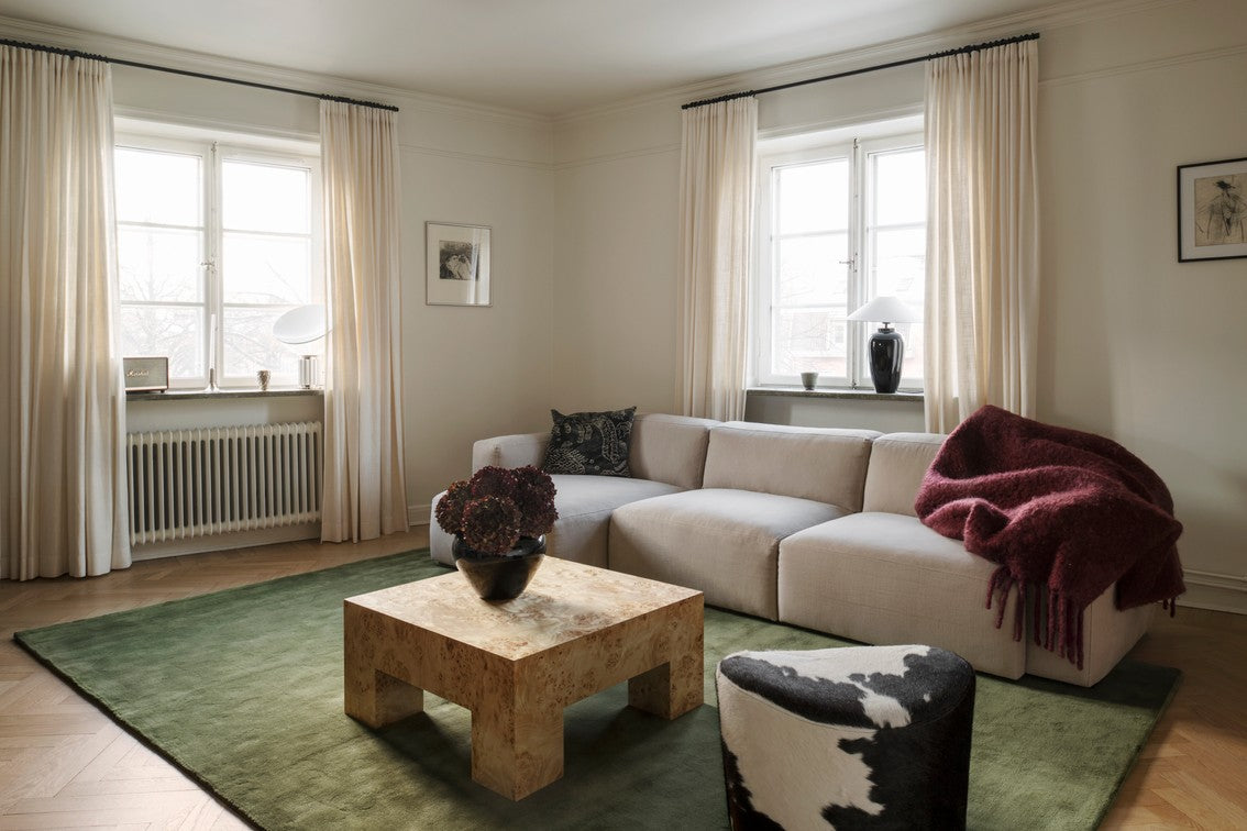 Tapis vert olive Layered Solid Wool Capulet Olive, dans un salon