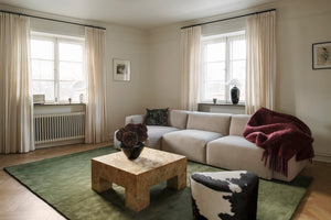 Tapis vert olive Layered Solid Wool Capulet Olive, dans un salon
