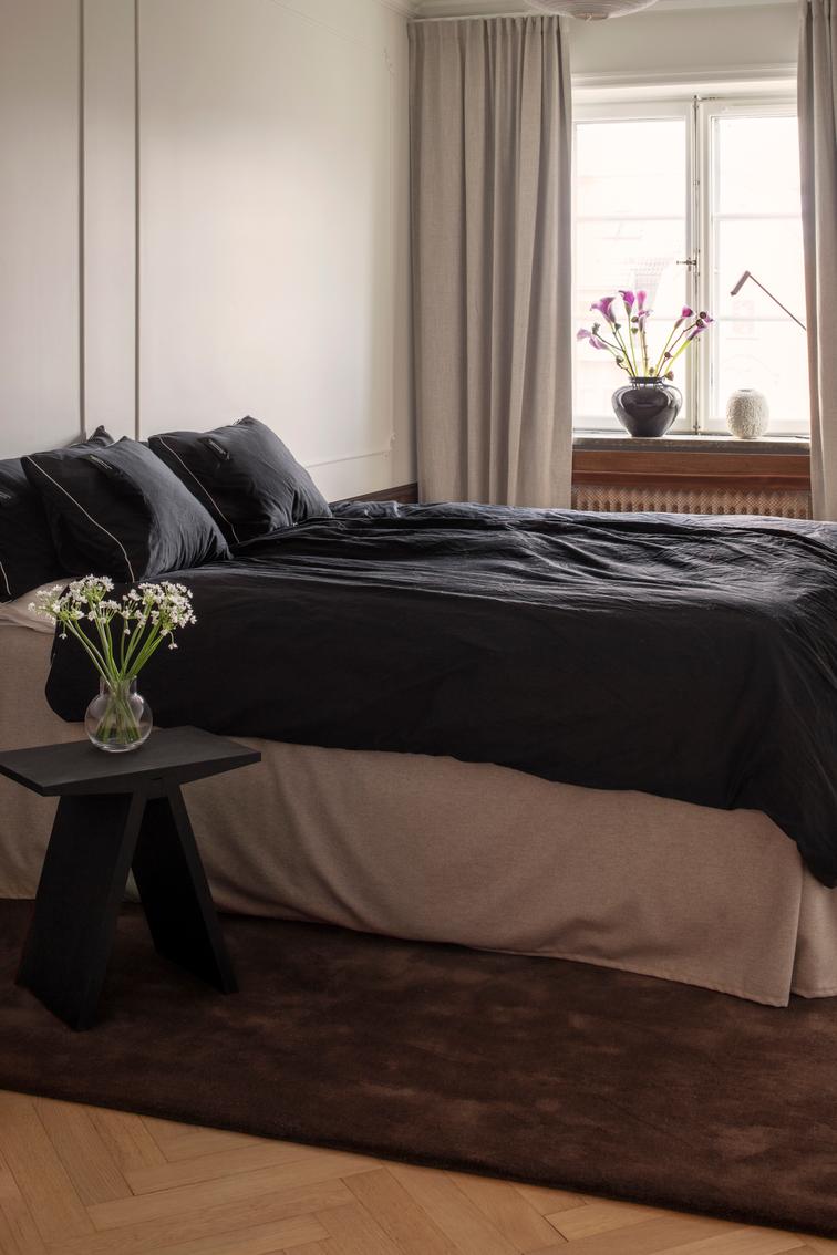 Tapis marron Layered Solid Wool Chicory Coffee, dans une chambre