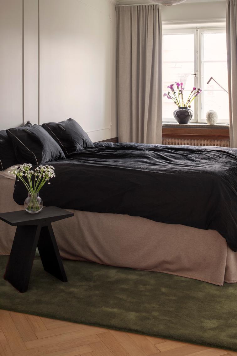 Tapis vert olive Layered Solid Wool Capulet Olive, dans une chambre