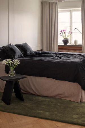 Tapis vert olive Layered Solid Wool Capulet Olive, dans une chambre