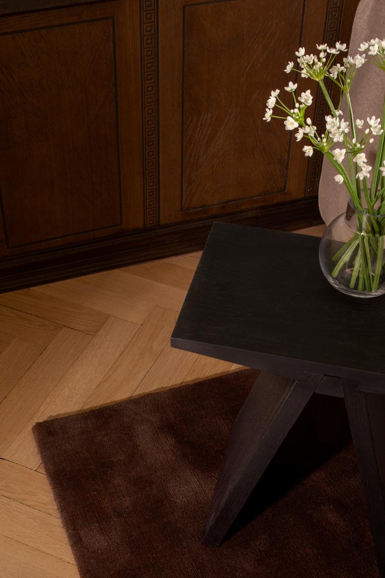 Tapis marron Layered Solid Wool Chicory Coffee, détail de la laine