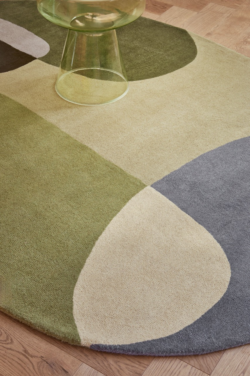 Tapis Brink & Campman Decor Miller Summer vert sauge, vert forêt et gris tourterelle, dans un intérieur, deuxième vue