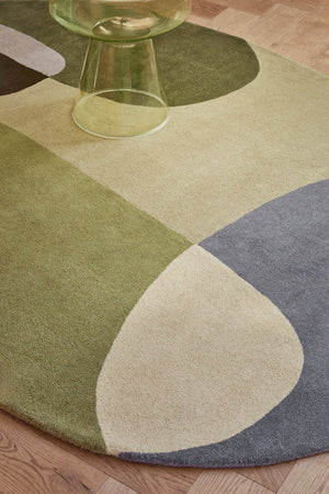 Tapis Brink & Campman Decor Miller Summer vert sauge, vert forêt et gris tourterelle, dans un intérieur, deuxième vue