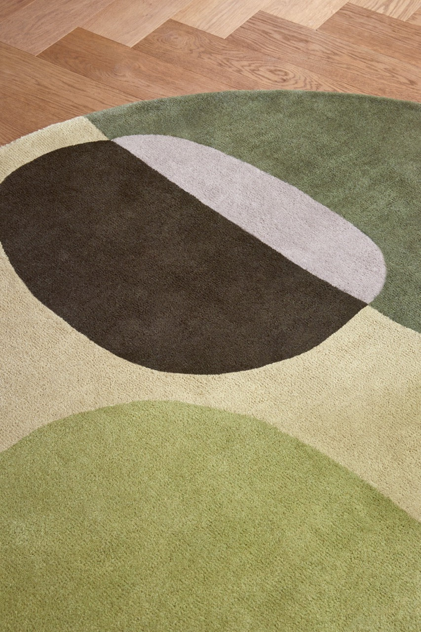 Tapis Brink & Campman Decor Miller Summer vert sauge, vert forêt et gris tourterelle, dans un intérieur, troisième vue