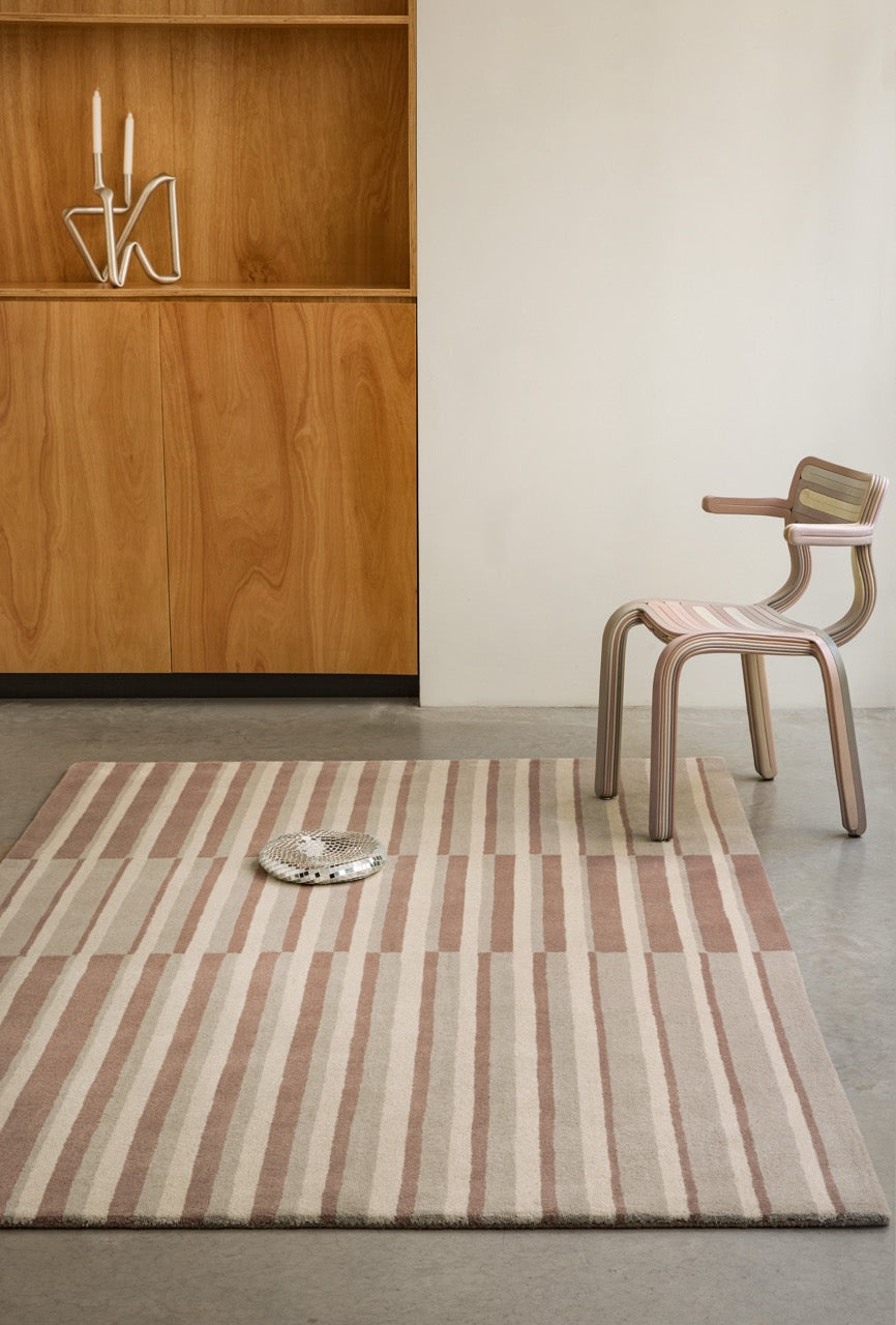 Tapis Brink & Campman Decor Pilar Blush vieux rose à rayures crème et grège, dans un intérieur