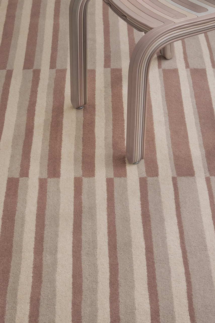 Tapis Brink & Campman Decor Pilar Blush vieux rose à rayures crème et grège, dans un intérieur, deuxième vue