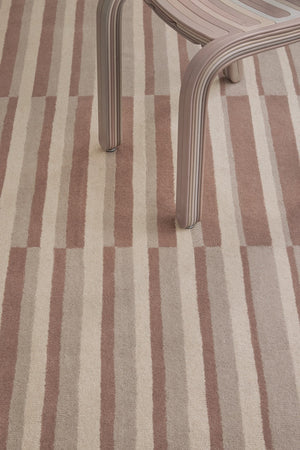 Tapis Brink & Campman Decor Pilar Blush vieux rose à rayures crème et grège, dans un intérieur, deuxième vue