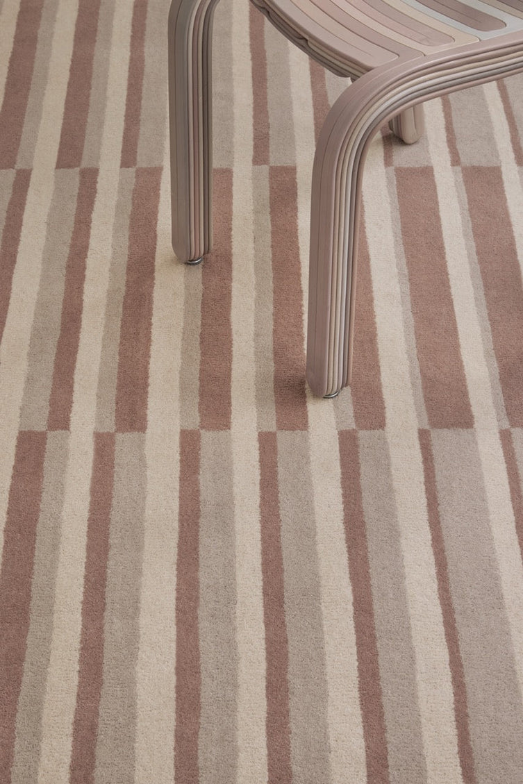 Tapis Brink & Campman Decor Pilar Blush vieux rose à rayures crème et grège, dans un intérieur, deuxième vue