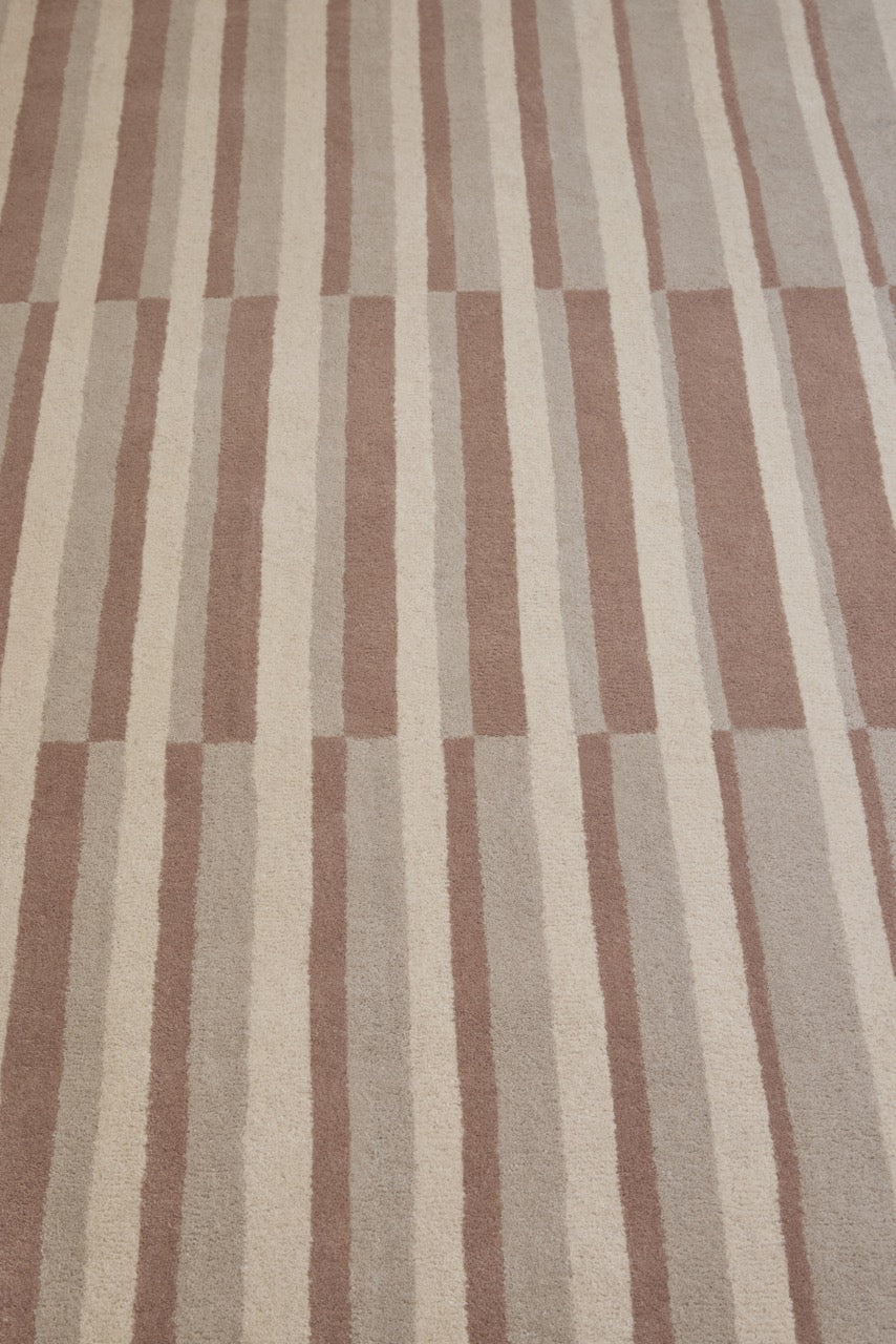 Tapis Brink & Campman Decor Pilar Blush vieux rose à rayures crème et grège, dans un intérieur, troisième vue