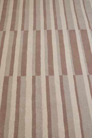 Tapis Brink & Campman Decor Pilar Blush vieux rose à rayures crème et grège, dans un intérieur, troisième vue