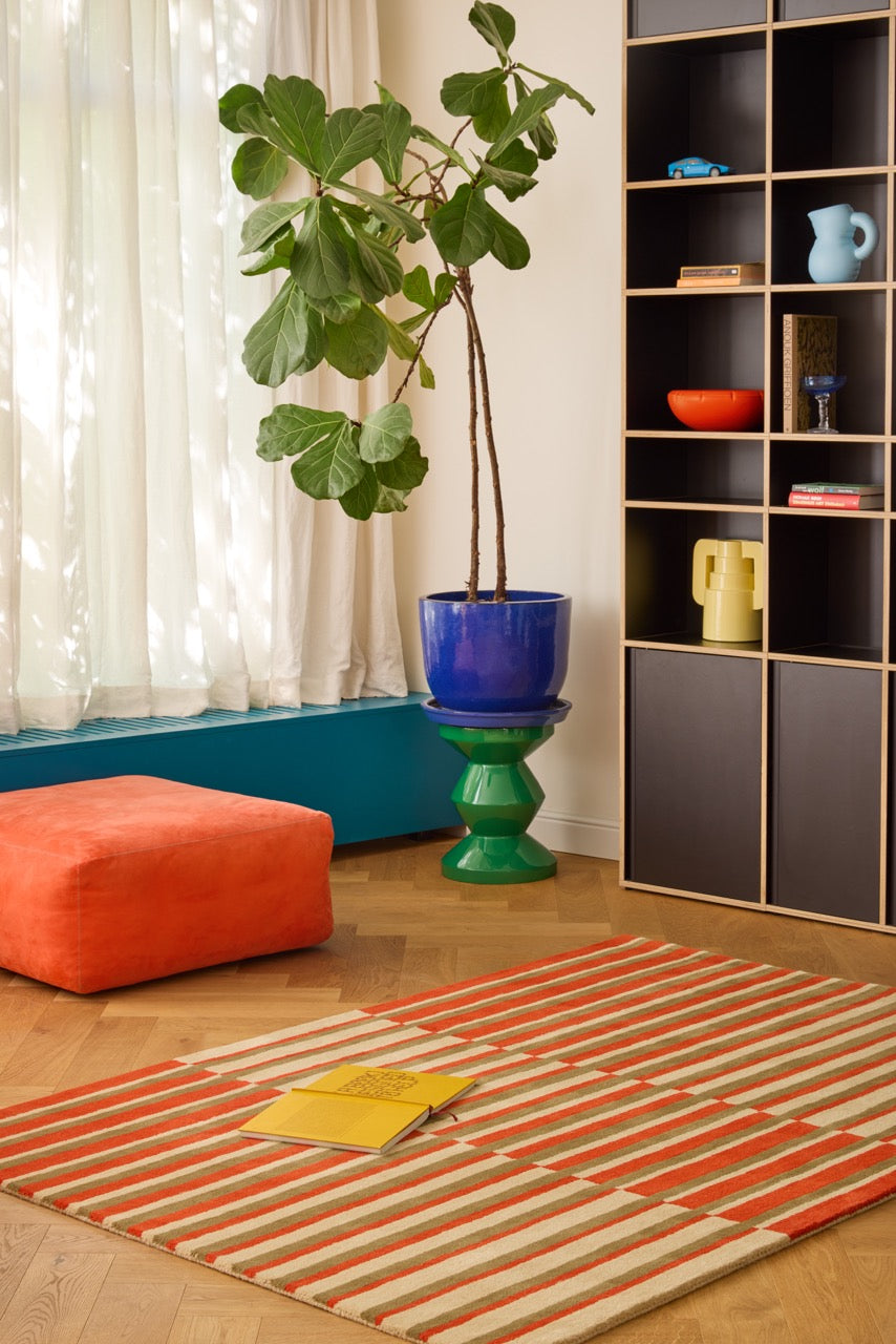 Tapis Brink & Campman Decor Pilar Coral rouge corail à rayures vert olive et crème, dans un intérieur