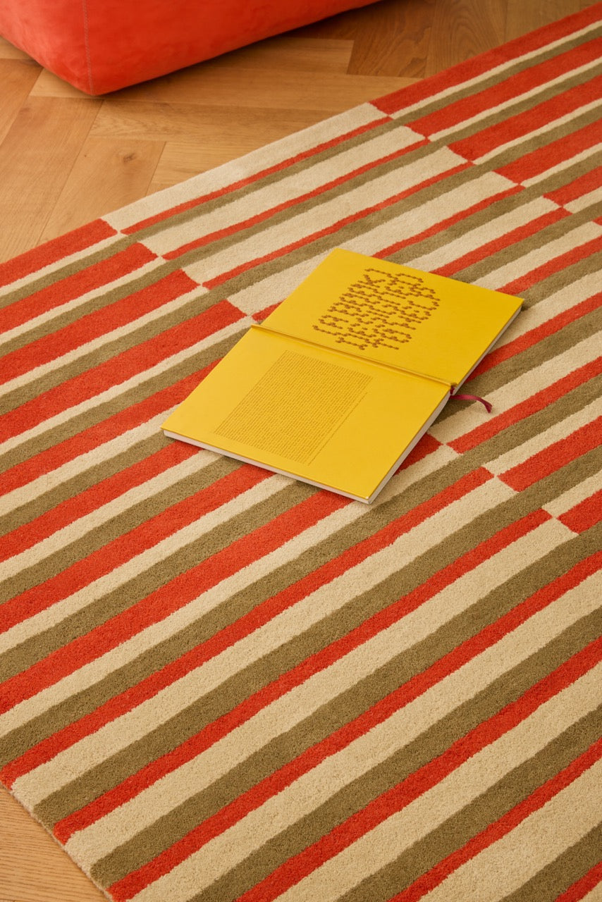 Tapis Brink & Campman Decor Pilar Coral rouge corail à rayures vert olive et crème, dans un intérieur, deuxième vue