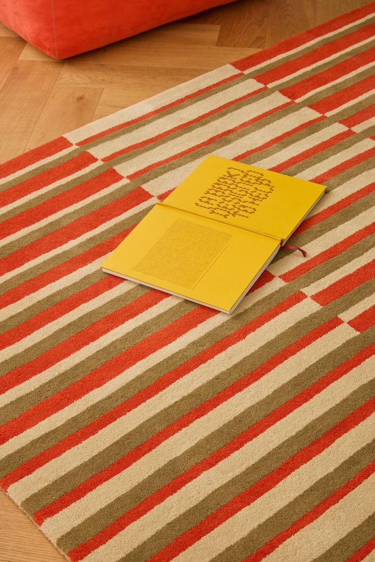 Tapis Brink & Campman Decor Pilar Coral rouge corail à rayures vert olive et crème, dans un intérieur, deuxième vue