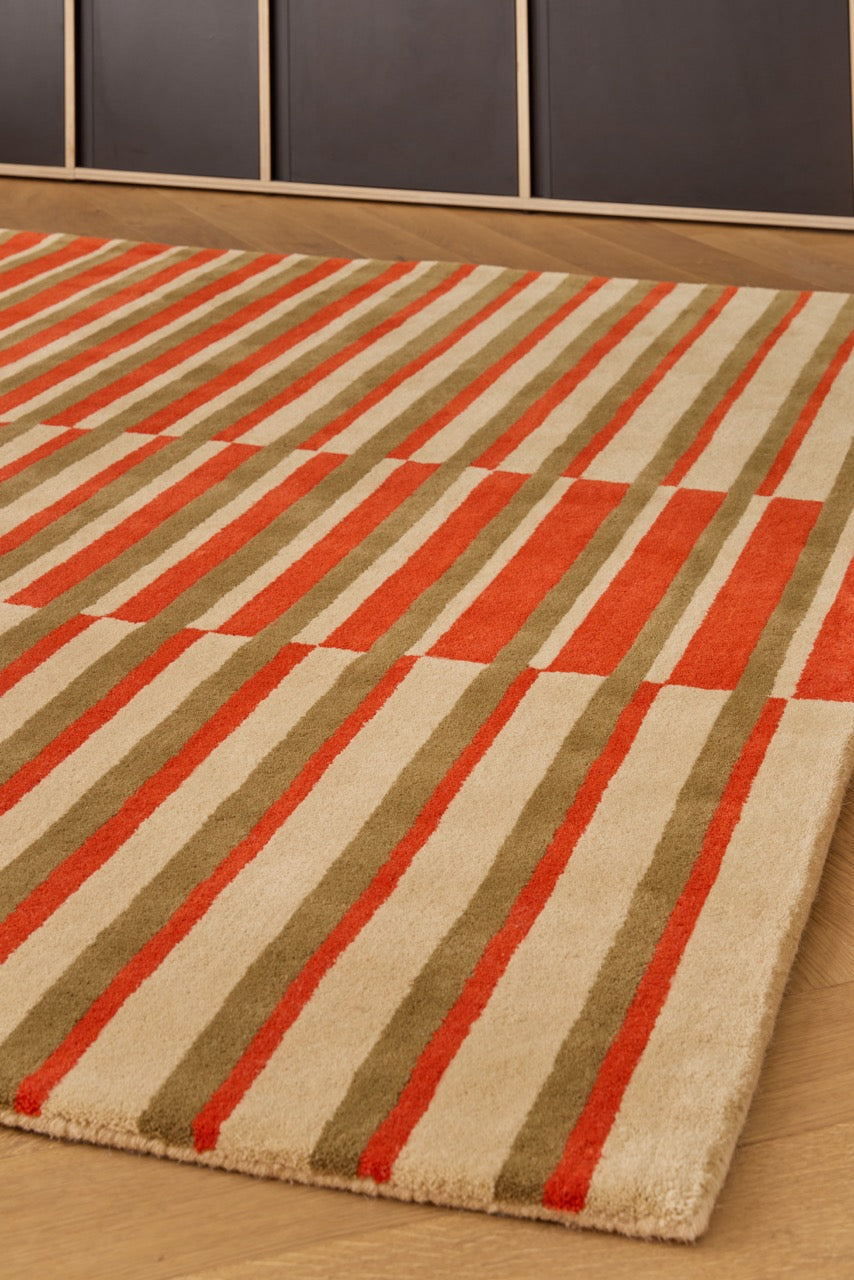 Tapis Brink & Campman Decor Pilar Coral rouge corail à rayures vert olive et crème, dans un intérieur, troisième vue