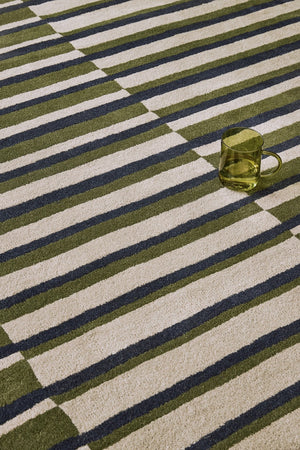Tapis Brink & Campman Decor Pilar Moss vert mousse à rayures bleu marine et gris clair, dans un intérieur, troisième vue