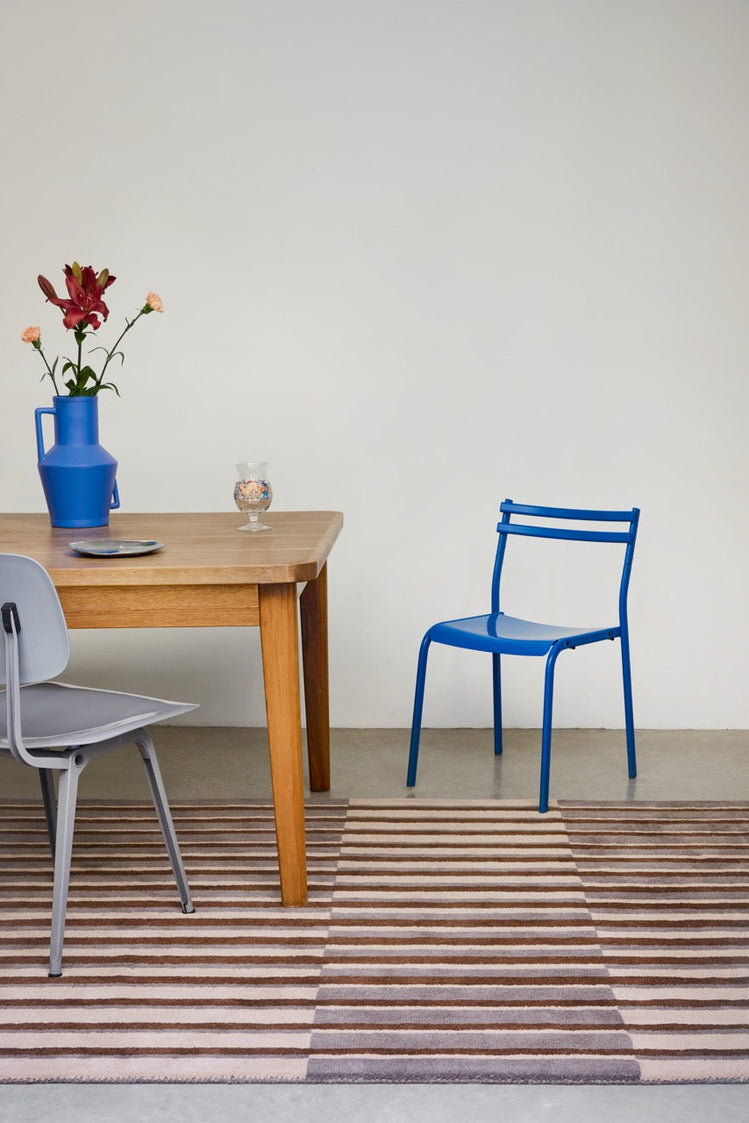 Tapis Brink & Campman Decor Pilar Taupe taupe à rayures brun chocolat et crème, dans un intérieur