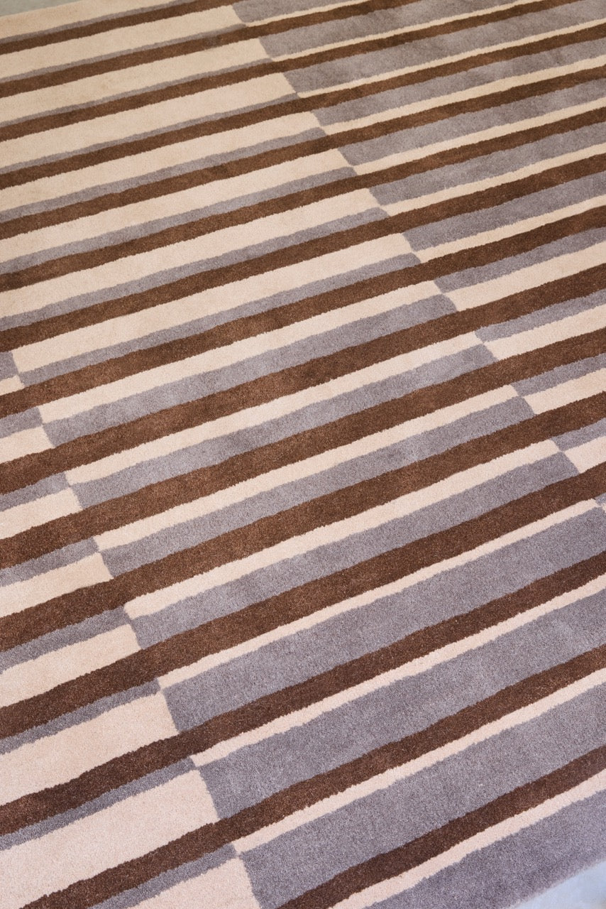 Tapis Brink & Campman Decor Pilar Taupe taupe à rayures brun chocolat et crème, dans un intérieur, troisième vue