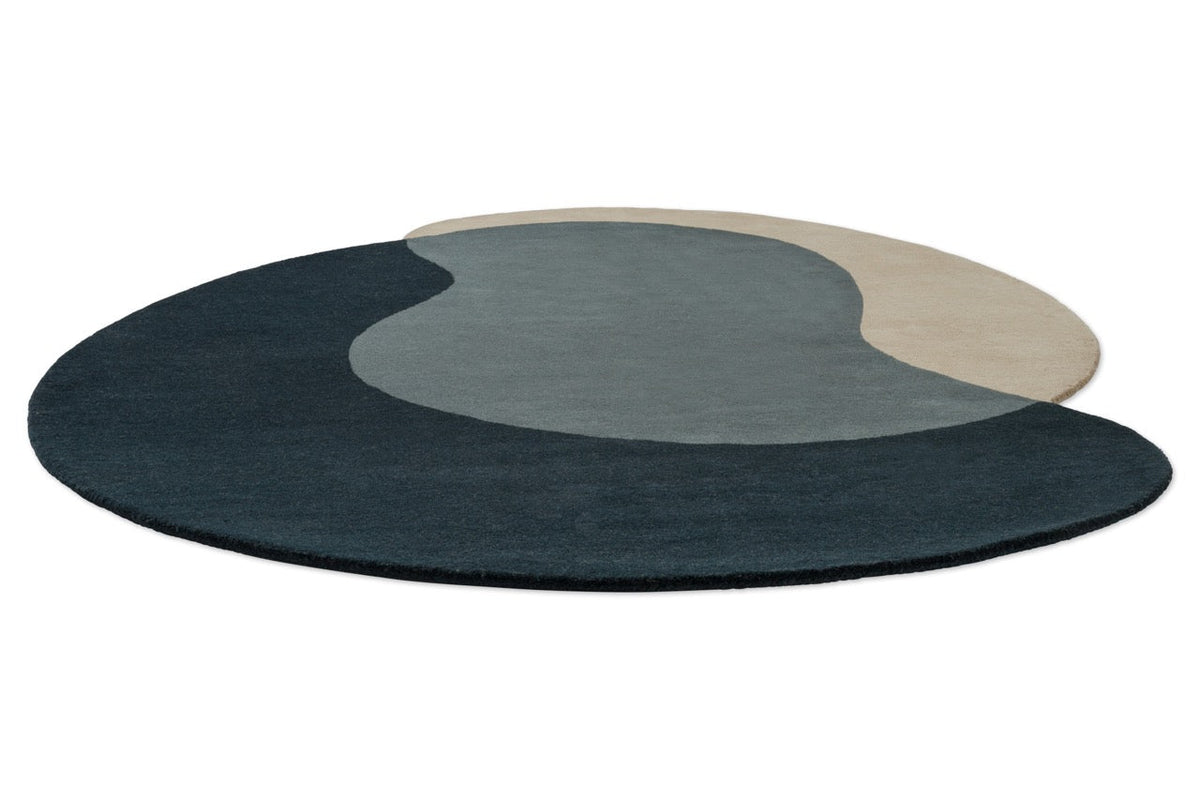 Tapis Brink & Campman Element Lane Blue bleu nuit, bleu ardoise et beige sable, vue en perspective