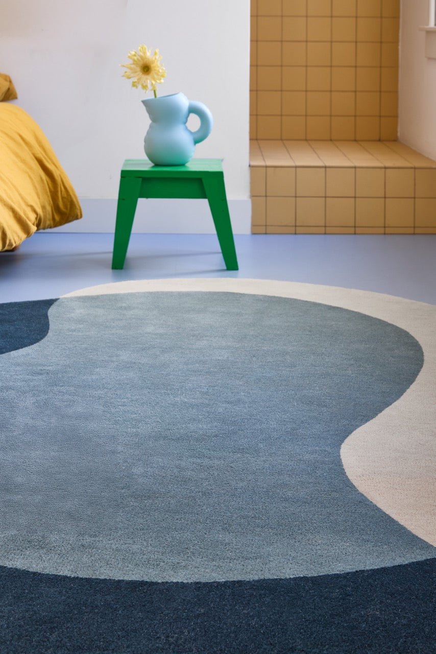 Tapis Brink & Campman Element Lane Blue bleu nuit, bleu ardoise et beige sable, dans un intérieur, deuxième vue
