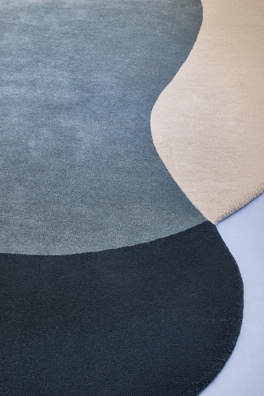 Tapis Brink & Campman Element Lane Blue bleu nuit, bleu ardoise et beige sable, dans un intérieur, troisième vue