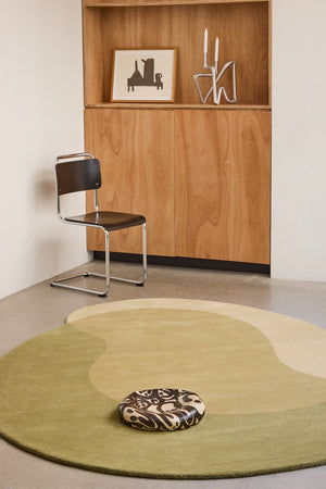 Tapis Brink & Campman Element Lane Green vert olive, jaune ocre et crème, dans un intérieur