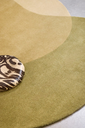 Tapis Brink & Campman Element Lane Green vert olive, jaune ocre et crème, dans un intérieur, deuxième vue