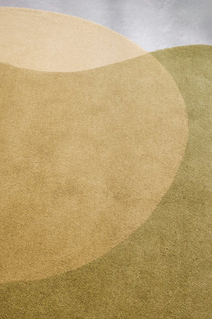 Tapis Brink & Campman Element Lane Green vert olive, jaune ocre et crème, dans un intérieur, troisième vue