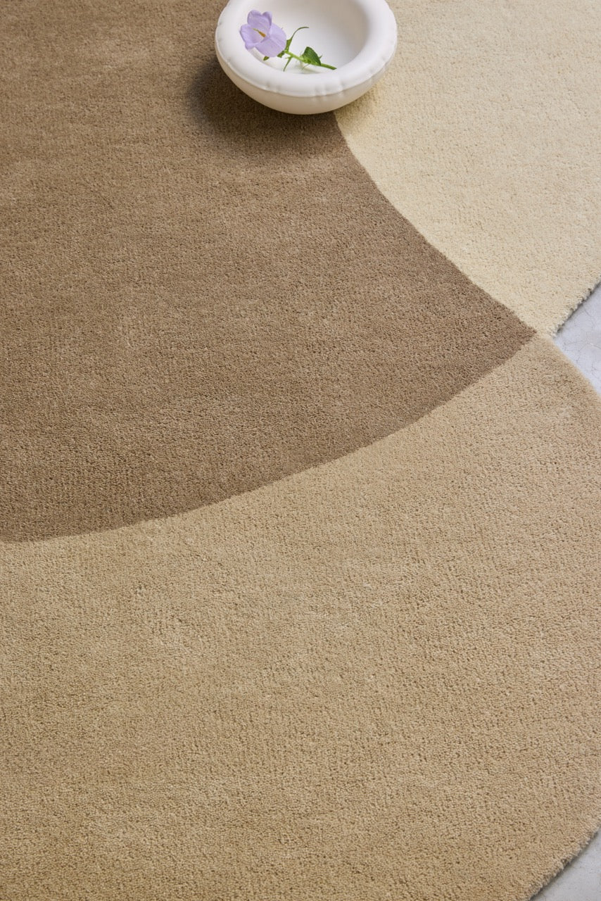 Tapis Brink & Campman Element Lane Neutral beige sable, taupe et crème, dans un intérieur, deuxième vue