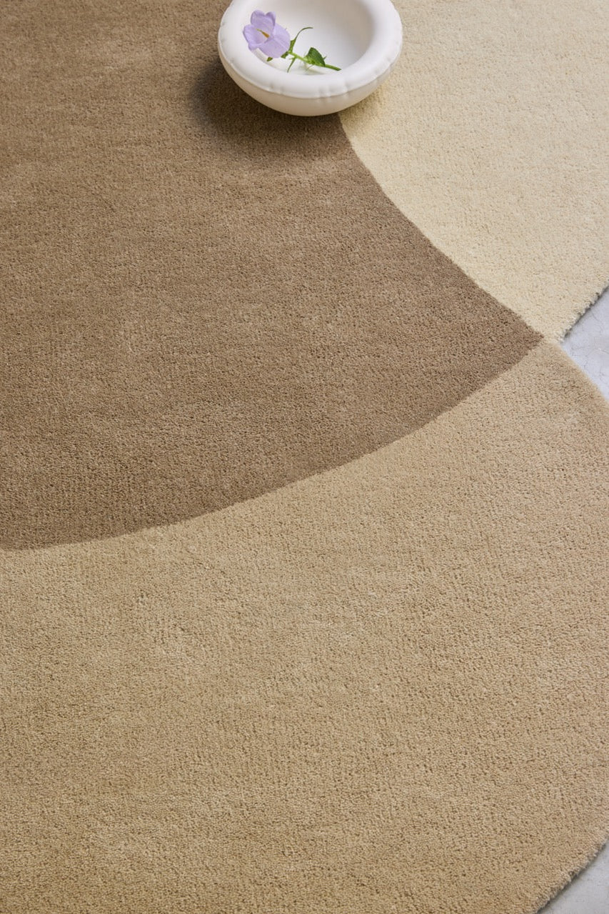 Tapis Brink & Campman Element Lane Neutral beige sable, taupe et crème, dans un intérieur, deuxième vue