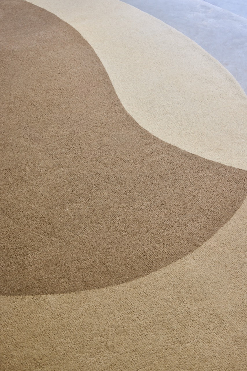 Tapis Brink & Campman Element Lane Neutral beige sable, taupe et crème, dans un intérieur, troisième vue