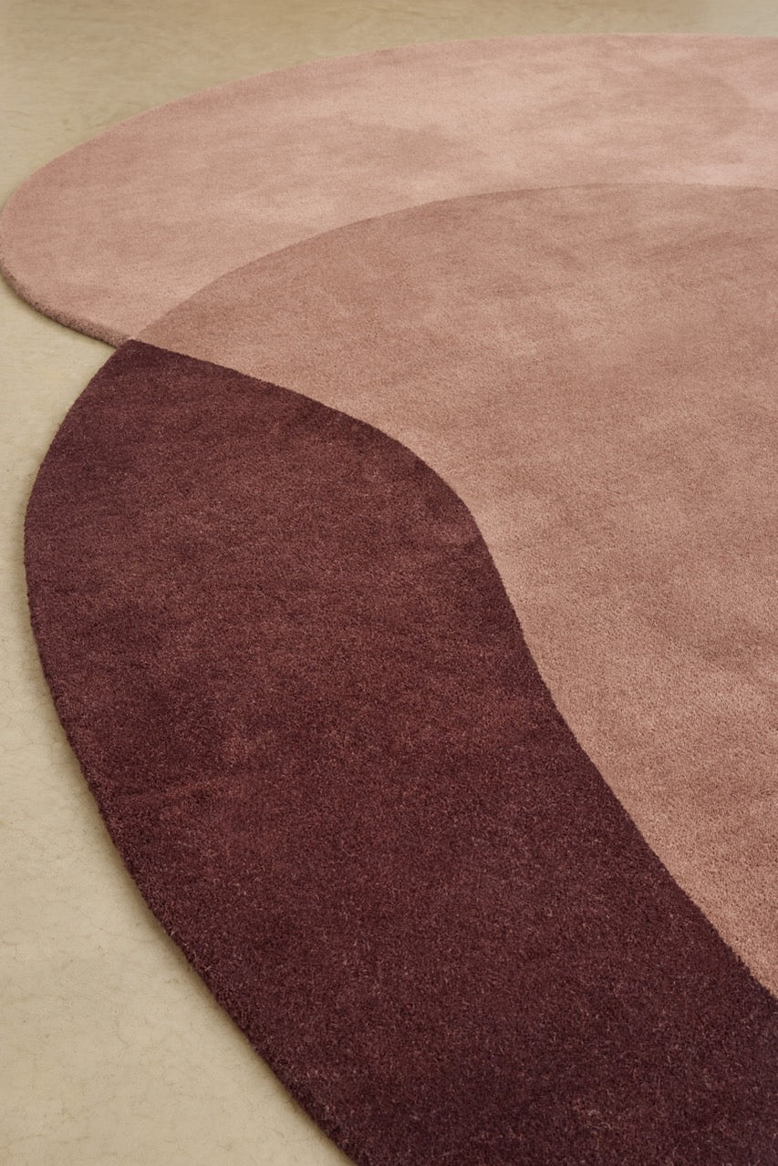 Tapis Brink & Campman Element Lane Red vieux rose, brun mauve et aubergine, dans un intérieur, deuxième vue