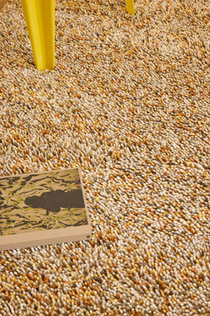 Tapis Brink & Campman Loom Calendula jaune souci, ocre et crème, dans un intérieur, deuxième vue
