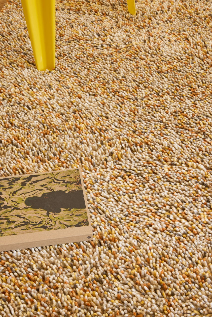 Tapis Brink & Campman Loom Calendula jaune souci, ocre et crème, dans un intérieur, deuxième vue