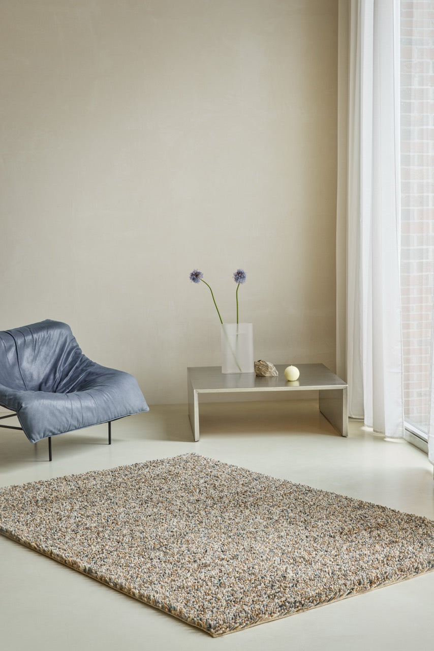 Tapis Brink & Campman Loom Natural beige et crème moucheté de gris et d'anthracite, dans un intérieur
