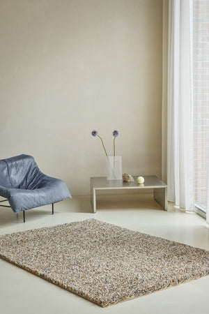 Tapis Brink & Campman Loom Natural beige et crème moucheté de gris et d'anthracite, dans un intérieur
