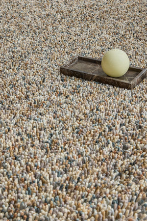 Tapis Brink & Campman Loom Natural beige et crème moucheté de gris et d'anthracite, dans un intérieur, deuxième vue