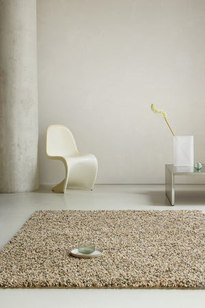 Tapis Brink & Campman Loom Natural Moss beige et crème moucheté de vert mousse et de brun, dans un intérieur