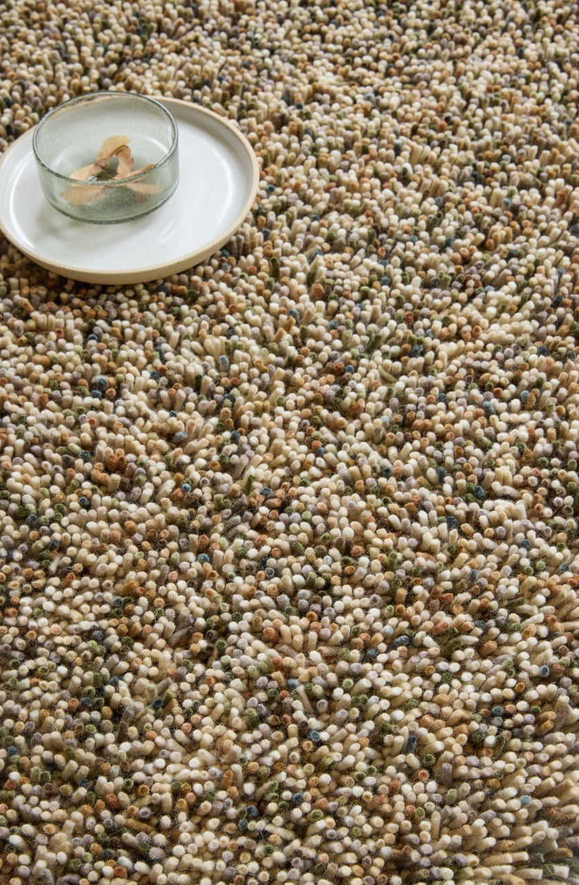 Tapis Brink & Campman Loom Natural Moss beige et crème moucheté de vert mousse et de brun, dans un intérieur, deuxième vue