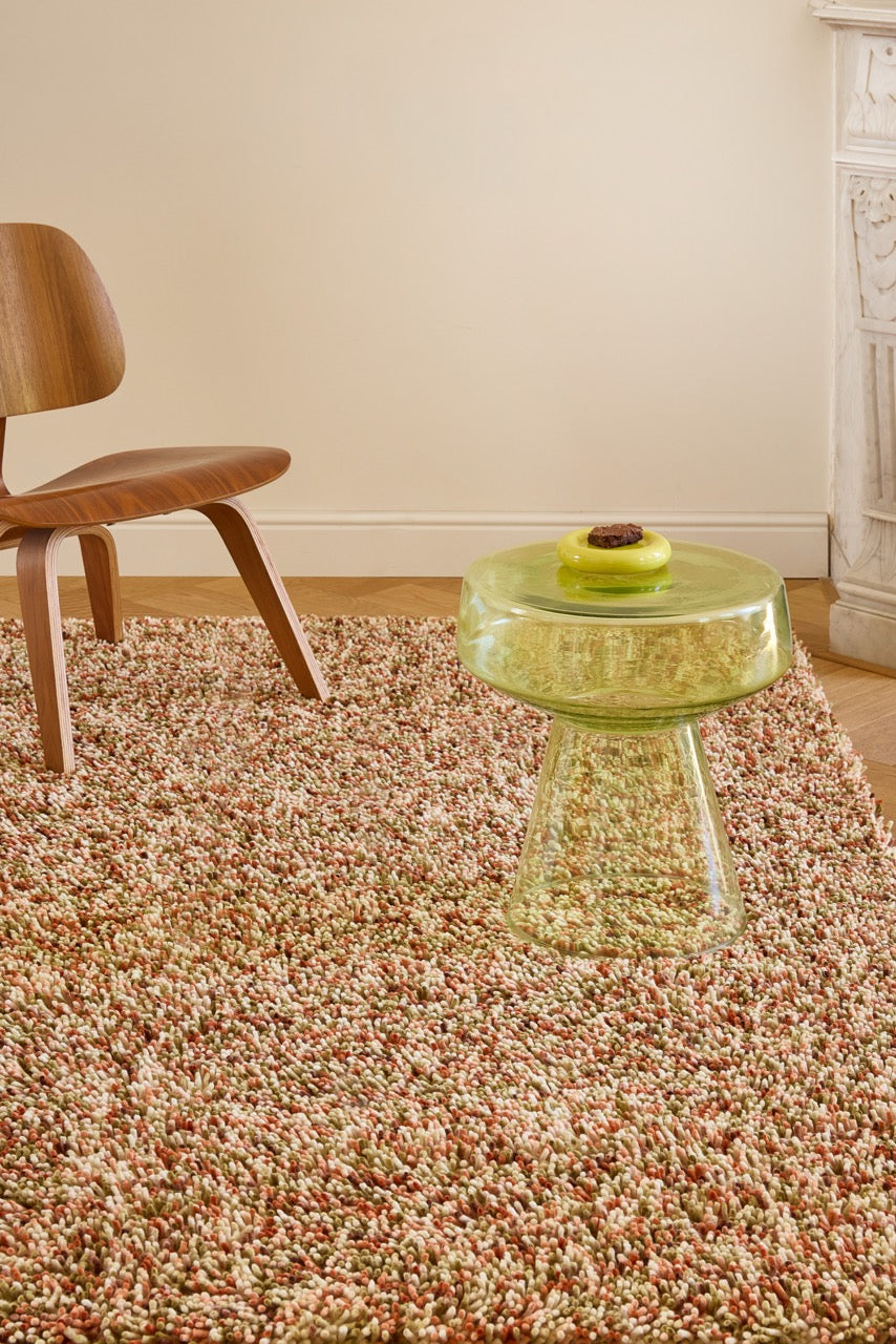 Tapis Brink & Campman Loom Pumpkin orange potiron, corail et vert olive, dans un intérieur