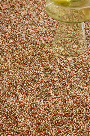 Tapis Brink & Campman Loom Pumpkin orange potiron, corail et vert olive, dans un intérieur, deuxième vue